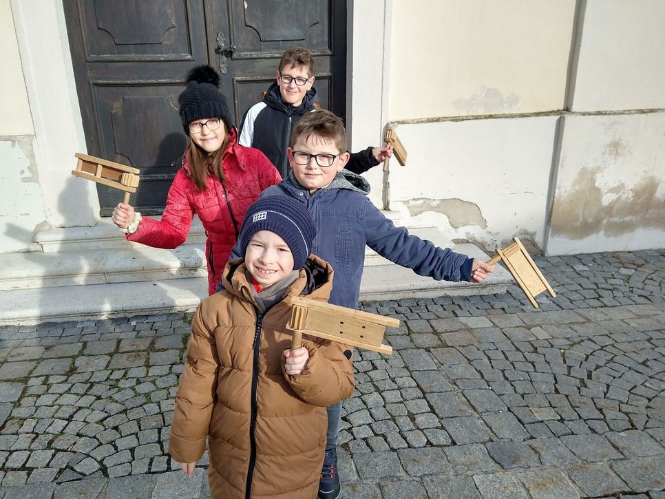 Vier Kinder aus der Pfarre Parndorf beim Karfreitagsratschen